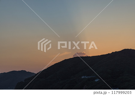 日本 三重県志摩市の塩鹿浜海岸と夕焼け空 日本 三重県志摩市の塩鹿浜海岸と夕焼け空 117999203