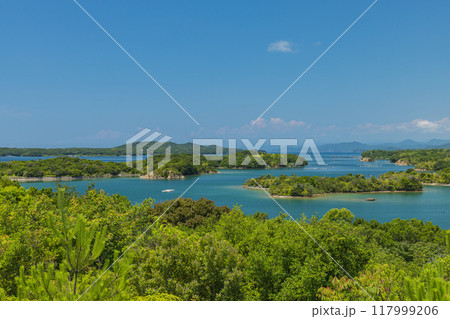 日本　三重県志摩市のともやま公園内にある桐垣展望台からの眺める島々と英虞湾 117999206