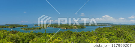 日本　三重県志摩市のともやま公園内にある桐垣展望台からの眺める島々と英虞湾 117999207