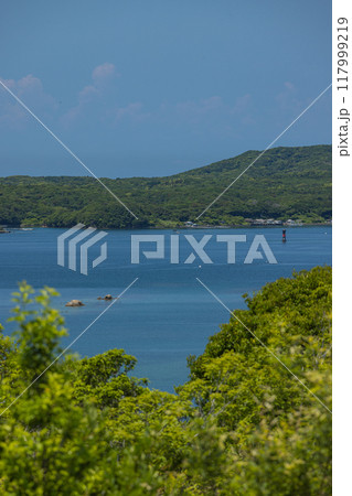 日本　三重県志摩市のともやま公園内にある桐垣展望台からの眺める島々と英虞湾 117999219
