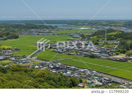 日本 三重県志摩市磯部町にある鸚鵡岩の頂上からの風景 日本 三重県志摩市磯部町にある鸚鵡岩の頂上からの風景 117999220