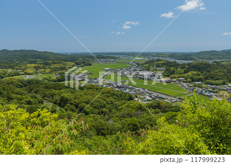 日本 三重県志摩市磯部町にある鸚鵡岩の頂上からの風景 日本 三重県志摩市磯部町にある鸚鵡岩の頂上からの風景 117999223