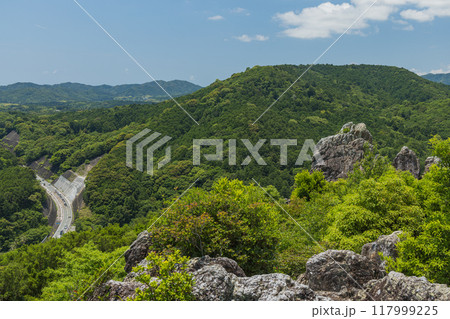 日本 三重県志摩市磯部町にある鸚鵡岩の頂上からの風景 日本 三重県志摩市磯部町にある鸚鵡岩の頂上からの風景 117999225