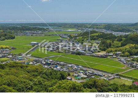 日本 三重県志摩市磯部町にある鸚鵡岩の頂上からの風景 日本 三重県志摩市磯部町にある鸚鵡岩の頂上からの風景 117999231