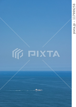 日本　三重県鳥羽市のパールロード沿いにある鳥羽展望台から見える太平洋と船 117999258
