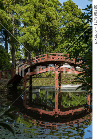 日本　三重県伊勢市朝熊町岳にある金剛證寺の連間の池に架かる連珠橋 117999280