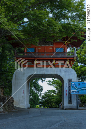 日本　三重県伊勢市朝熊町岳にある金剛證寺の極楽門 117999289