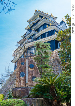 岡山市 開祖宇喜多氏顕彰之碑の石碑と岡山城天守 岡山市 開祖宇喜多氏顕彰之碑の石碑と岡山城天守 117999383