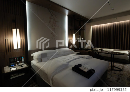 北海道 ニセコの高級リゾートホテル、東山ニセコビレッジ、リッツ・カールトン・リザーブ 夜の客室 117999385