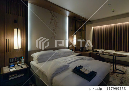 北海道 ニセコの高級リゾートホテル、東山ニセコビレッジ、リッツ・カールトン・リザーブ 夜の客室 北海道 ニセコの高級リゾートホテル、東山ニセコビレッジ、リッツ・カールトン・リザーブ 夜の客室 117999388