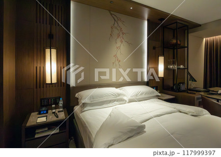 北海道 ニセコの高級リゾートホテル、東山ニセコビレッジ、リッツ・カールトン・リザーブ 夜の客室 117999397