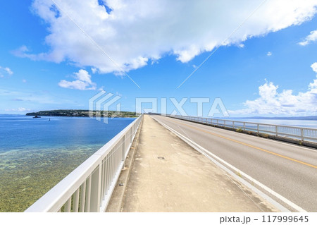 沖縄県、古宇利大橋の風景 117999645