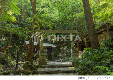 三重県志摩市磯部町にある天の岩戸の境内の風景 三重県志摩市磯部町にある天の岩戸の境内の風景 117999657