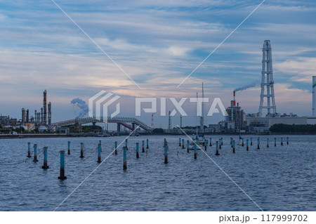 日本 三重県四日市市の四日市コンビナートの工場風景 日本 三重県四日市市の四日市コンビナートの工場風景 117999702