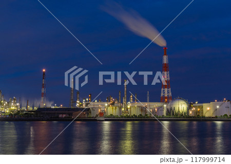 日本 三重県四日市市の四日市コンビナートの煙を噴き出す煙突と工場夜景 日本 三重県四日市市の四日市コンビナートの煙を噴き出す煙突と工場夜景 117999714