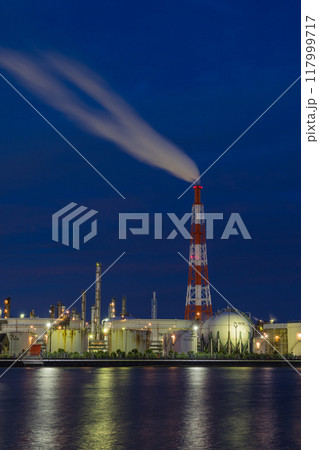 日本　三重県四日市市の四日市コンビナートの煙を噴き出す煙突と工場夜景 117999717