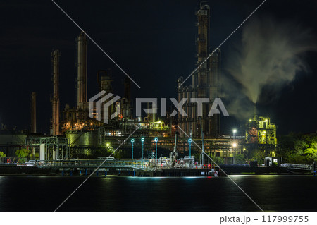 日本　三重県四日市市の四日市コンビナートの工場夜景 117999755
