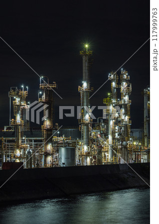 日本　三重県四日市市の大正橋から見える四日市コンビナートの工場夜景 117999763