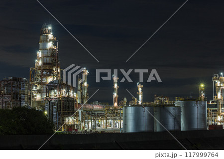 日本　三重県四日市市の大正橋から見える四日市コンビナートの工場夜景 117999764