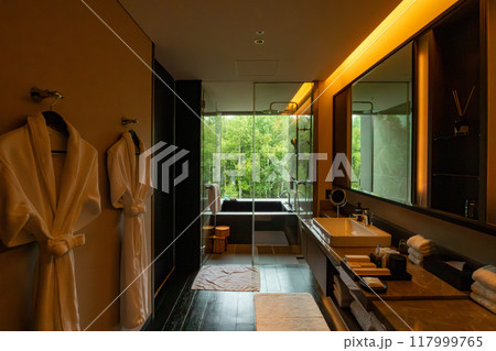 北海道 ニセコの高級リゾートホテル、東山ニセコビレッジ、リッツ・カールトン・リザーブの客室浴槽 117999765