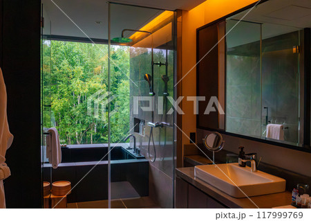 北海道 ニセコの高級リゾートホテル、東山ニセコビレッジ、リッツ・カールトン・リザーブの客室浴槽 北海道 ニセコの高級リゾートホテル、東山ニセコビレッジ、リッツ・カールトン・リザーブの客室浴槽 117999769