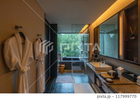 北海道 ニセコの高級リゾートホテル、東山ニセコビレッジ、リッツ・カールトン・リザーブの客室浴槽 117999770