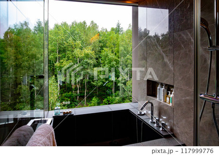 北海道 ニセコの高級リゾートホテル、東山ニセコビレッジ、リッツ・カールトン・リザーブの客室浴槽 117999776