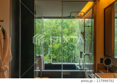 北海道 ニセコの高級リゾートホテル、東山ニセコビレッジ、リッツ・カールトン・リザーブの客室浴槽 117999782