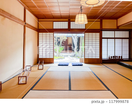 和室から中庭が眺められる風景 和室から中庭が眺められる風景 117999878