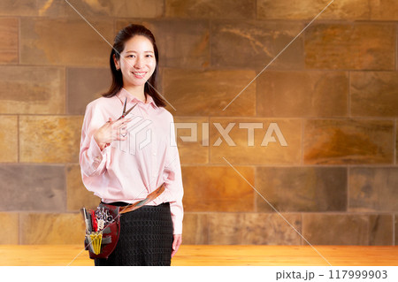 女性ヘアスタイリストのポートレート 117999903