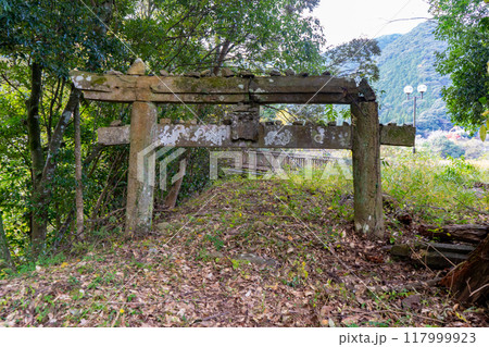 鷹子神社の埋没鳥居（薩摩川内市入来町） 117999923
