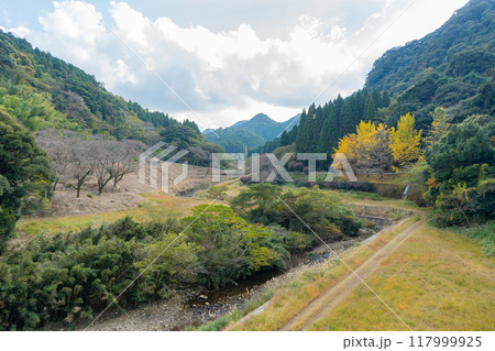 清浦ダムの紅葉の風景 117999925