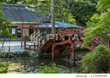 日本　三重県伊勢市朝熊町岳にある金剛證寺の連間の池に架かる連珠橋 117999984