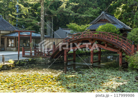 日本　三重県伊勢市朝熊町岳にある金剛證寺の連間の池に架かる連珠橋 117999986