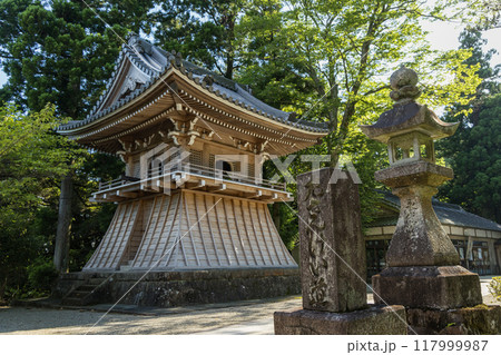 日本　三重県伊勢市朝熊町岳にある金剛證寺の鐘楼 117999987