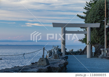 日本 三重県伊勢市二見浦にある二見興玉神社の一の鳥居 日本 三重県伊勢市二見浦にある二見興玉神社の一の鳥居 118000035