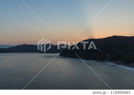 日本 三重県志摩市の塩鹿浜海岸と夕焼け空 日本 三重県志摩市の塩鹿浜海岸と夕焼け空 118000065