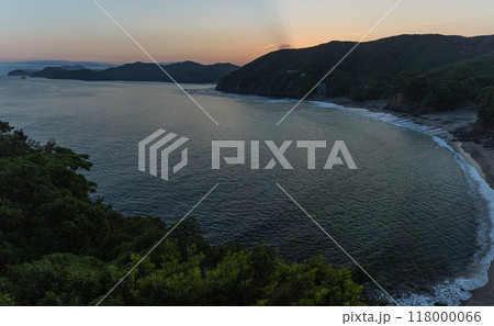 日本 三重県志摩市の塩鹿浜海岸と夕焼け空 日本 三重県志摩市の塩鹿浜海岸と夕焼け空 118000066