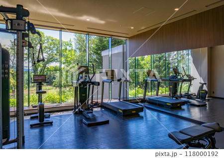 北海道 ニセコの高級リゾートホテル、東山ニセコビレッジ、リッツ・カールトン・リザーブのフィットネス 118000192