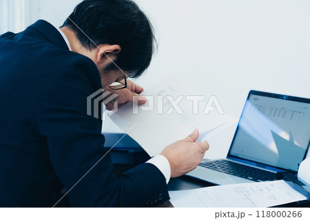 書類をスキャンする男性ビジネスマン 118000266
