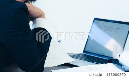 書類をスキャンする男性ビジネスマン 118000270