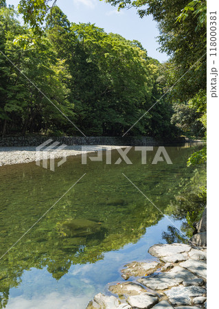 日本　三重県伊勢市にある伊勢神宮の内宮の御手洗場 118000381