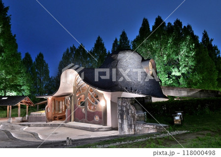 ゴールデンウィークのあけぼの子どもの森公園、青い夕空にメタセコイアの森にこども劇場が浮かび上がる ゴールデンウィークのあけぼの子どもの森公園、青い夕空にメタセコイアの森にこども劇場が浮かび上がる 118000498