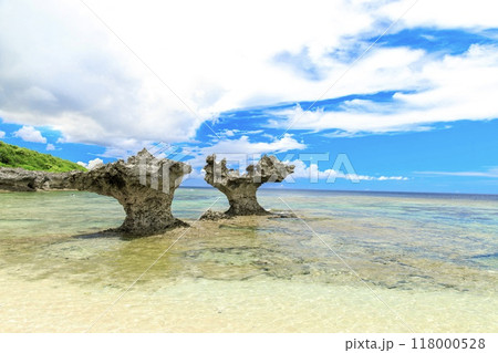 沖縄県、古宇利島ティーヌ浜のハートロック 沖縄県、古宇利島ティーヌ浜のハートロック 118000528