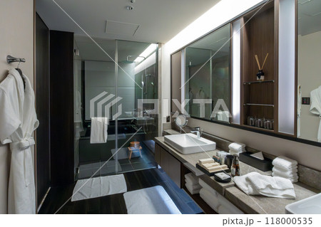北海道 ニセコの高級リゾートホテル、東山ニセコビレッジ、リッツ・カールトン・リザーブの洗面所 118000535