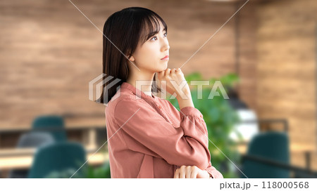 考えごとをする若いビジネスウーマン 118000568