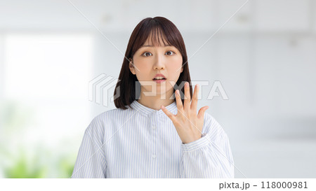 驚く若いビジネスウーマン 118000981