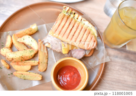 ホットサンドとフライドポテトのプレート ホットサンドとフライドポテトのプレート 118001005