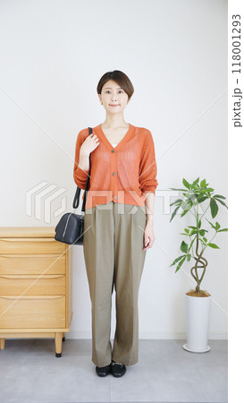 女性秋服夏服のファッションコーディネート全身(縦向き). 女性秋服夏服のファッションコーディネート全身(縦向き). 118001293