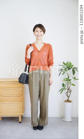 女性秋服夏服のファッションコーディネート全身（縦向き）. 118001294